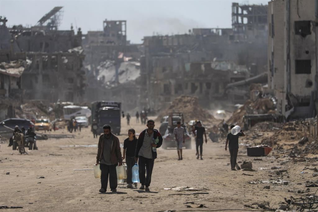 Civili palestinesi lasciano Rafah