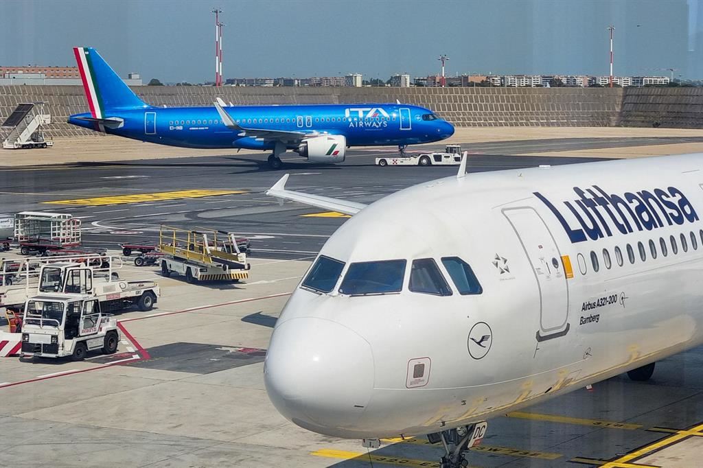 Aerei di Lufthansa e Ita Airways parcheggiati in aeroporto