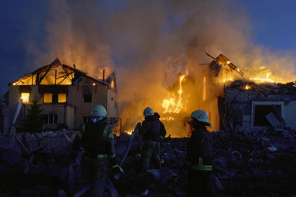 Vigili del fuoco cercano di spegnere un incendio dopo il bombardamento russo su Kharkiv