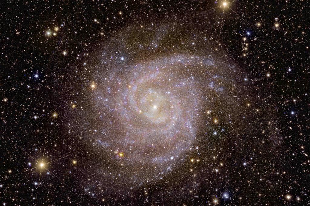 IC 342, soprannominata la "Galassia nascosta", poiché si trova dietro al disco della nostra Galassia ed è difficile da osservare nel visibile
