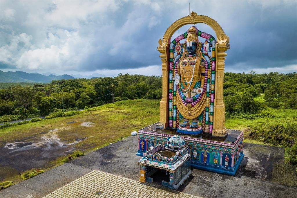 Isola di Mauritius: il tempio di Hari Hara Devasthanam, nel cuore dell'isola ospita la seconda statua di Vishnu più alta al mondo - © Stefano Tiozzo