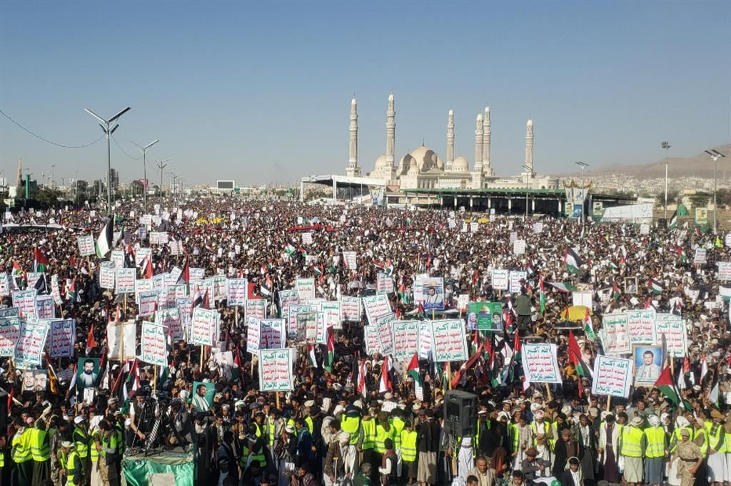 Proteste a Sanaa (Yemen) dopo l'attacco anglo-americano alle basi degli Houti