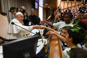 Il Papa: «Guerra, inganno e sconfitta. Nonni e bambini futuro dell’umanità»