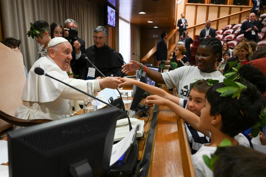 Papa Francesco saluta i bambini con cui ha dialogato, nell'Aula Nuova del Sinodo, all'incontro "Generazione futuro" svoltosi nell'ambito del Meeting mondiale sulla fraternità umana