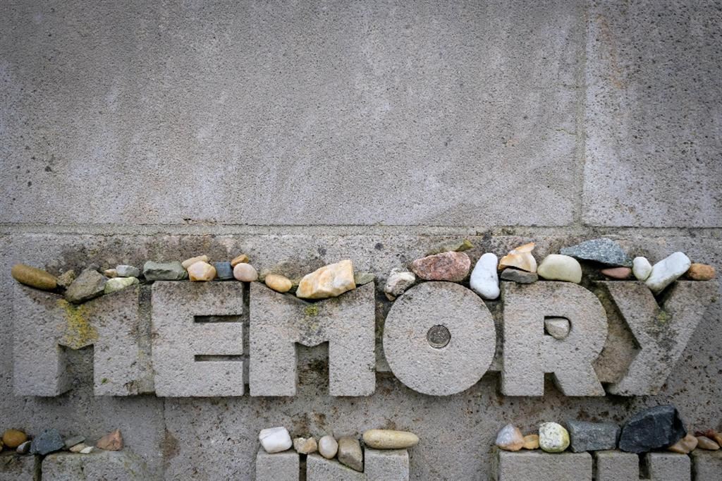 La scritta "Memory" al memoriale del campo di concentramento di Bergen-Belsen