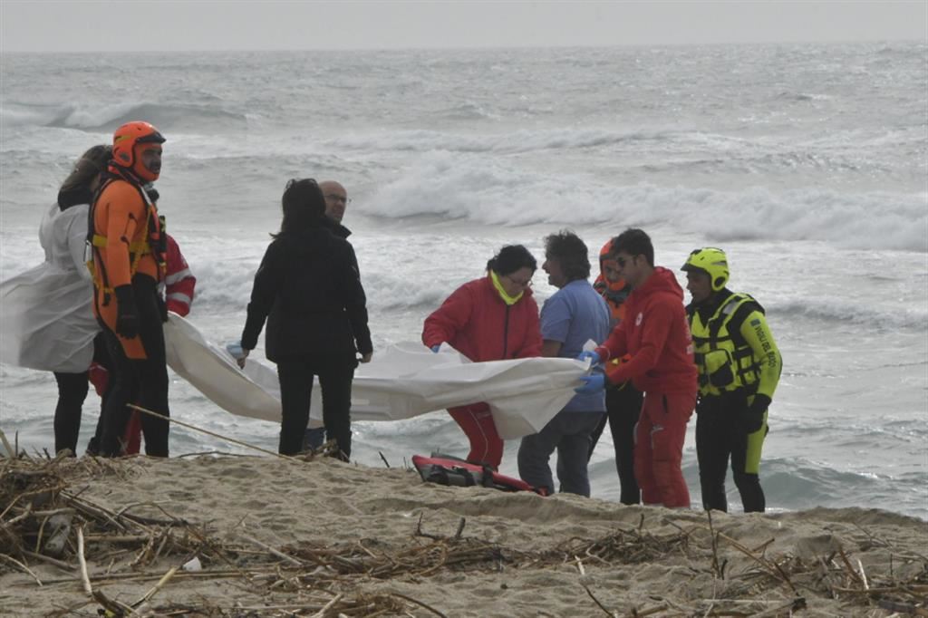 Personale del 118 e della Croce Rossa presta soccorso ai superstiti del naufragio di Cutro il 26 febbraio 2023