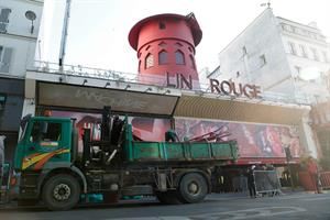 Cadono lettere e pale: il «Moulin Rouge» chiude per incidente
