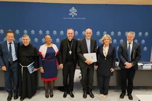 Francesco e i premi Nobel per la pace Dodici tavoli per un mondo più umano