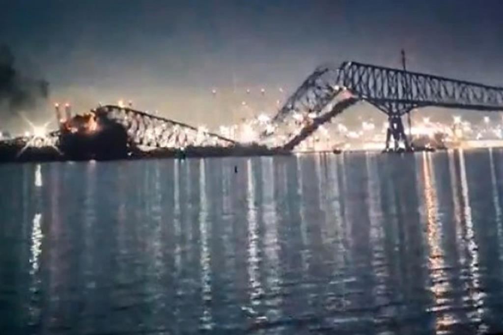 Le immagini del ponte di Baltimora mentre collassa nel fiume