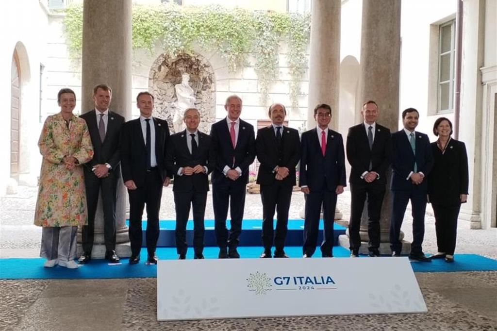 Foto di gruppo per i ministri dell'Industria del G7