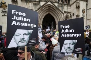La moglie: «In America Assange rischierebbe come Navalny»