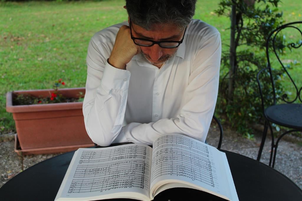 Il compositore Cristian Carrara, autore delle musiche dell’opera “Voci da Hebron” in scena a Modena