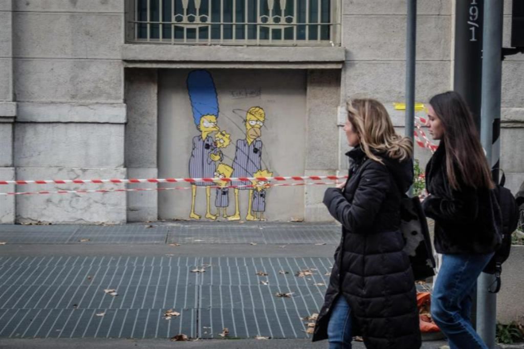 Scritte antisemite sul murales di Alexandro Palombo sui Simpson deportati, vicino al Binario 21 a Milano: sono comparsi insulti a Israele e la scritta “W Hitler”