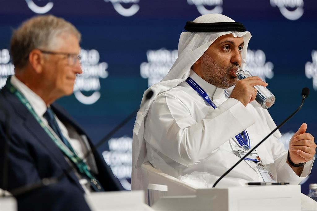 Il ministro della Salute saudita Fahad bin Abdurrahman al-Jalajel e Bill Gates al World Economic Forum di Riad