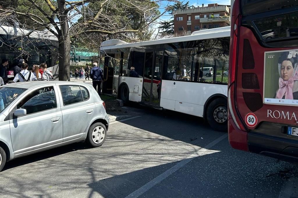 Roma, scontro fra bus: 15 feriti, codice rosso per una bimba di due mesi