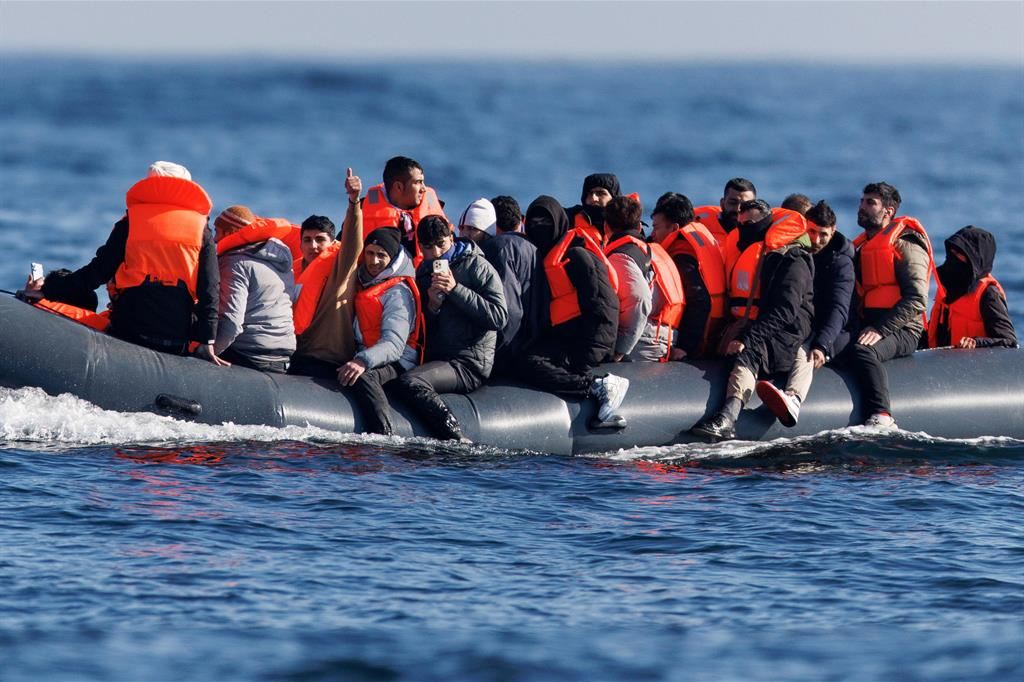 Migranti a bordo di gommoni in mare