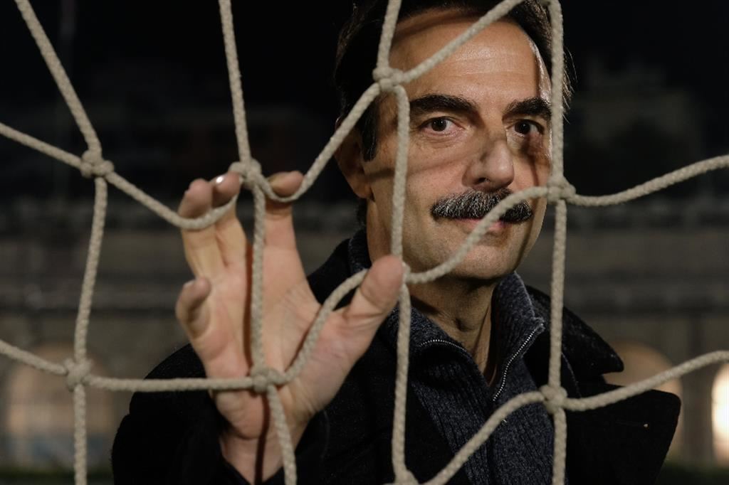 L’attore Neri Marcorè qui nei panni dell’ex portiere Cavanna firma la sua prima regia del film “Zamora”, nelle sale dal 4 aprile