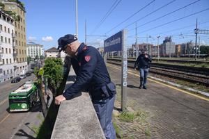 Poliziotto accoltellato nella notte a Milano, polemiche sulla sicurezza