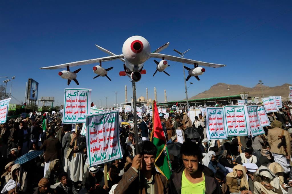 Migliaia di yemeniti hanno manifestato ieri nella capitale Sana'a a sostegno degli Houthi e di Gaza, scandendo slogan contro Israele e gli Stati Uniti