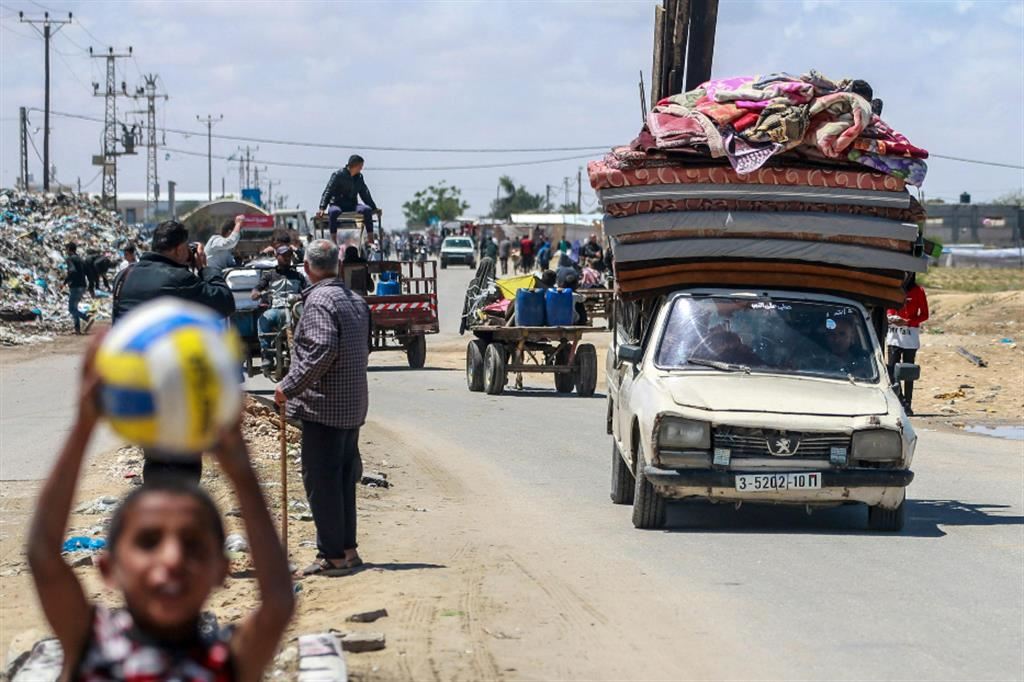 Sono già migliaia i palestinesi che si sono spostati dalle aree più orientali di Rafah dopo gli avvisi di evacuazione dell’esercito