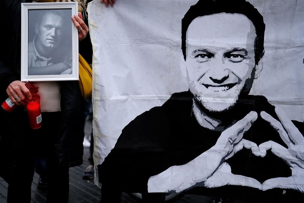 Candele e un ritratto di Alexeij Navalny a Barcellona. In tutto il mondo si rende omaggio al dissidente russo. Anche a Mosca