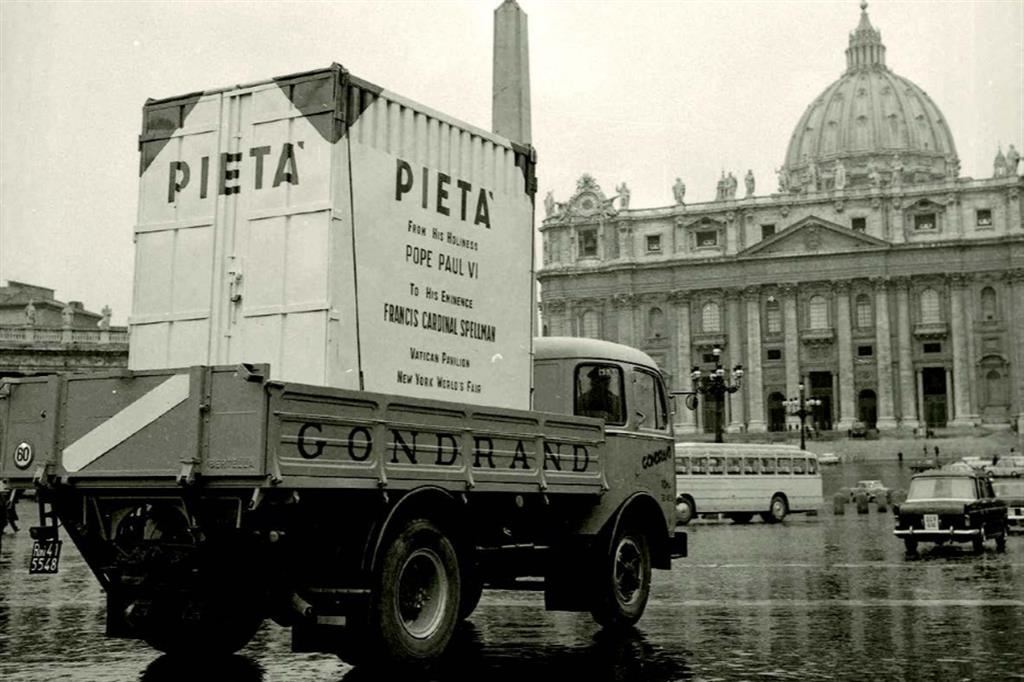 La partenza della Pietà di Michelangelo da piazza San Pietro verso Napoli, il 4 aprile 1964