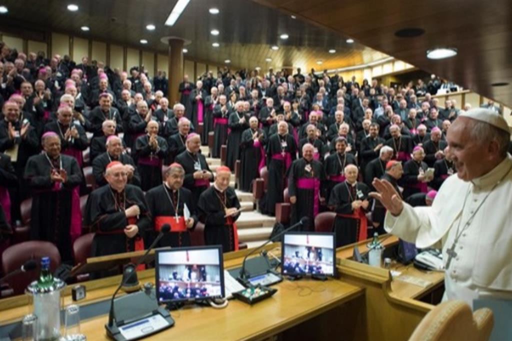 Il Papa durante un incontro con i vescovi italiani