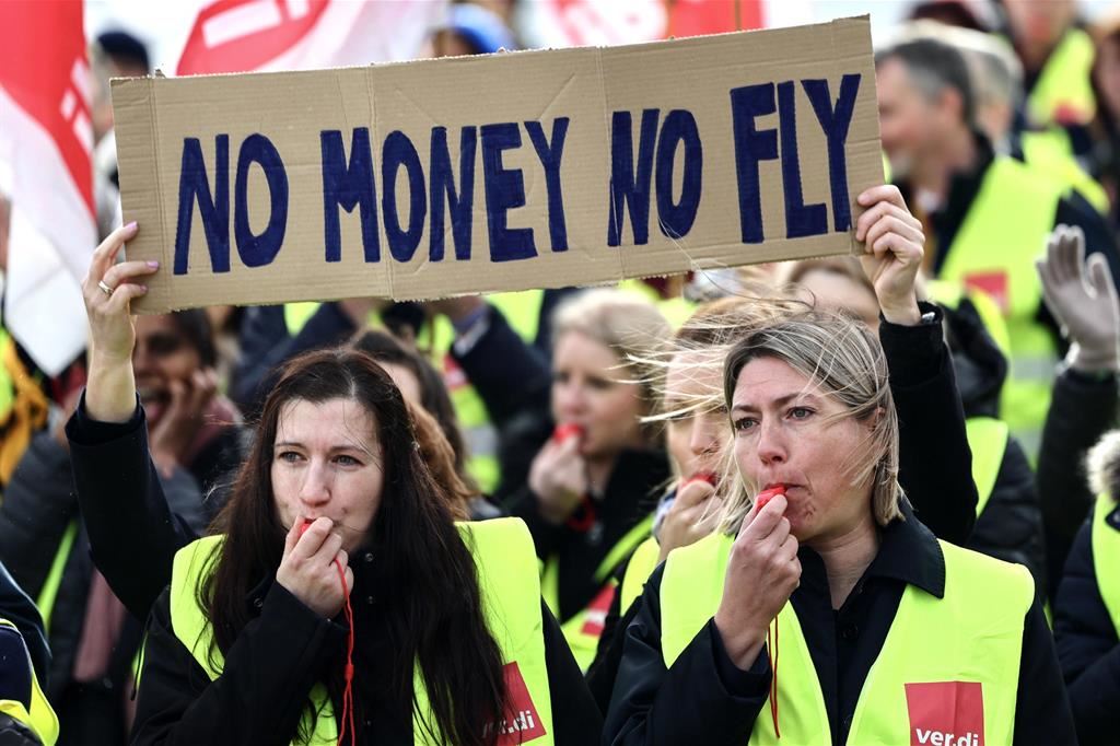 I dipendenti di Lufthansa protestano davanti all'aeroporto di Monaco di Baviera