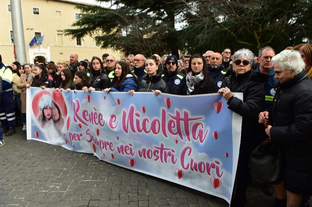 La folla raccolta a Cisterna di Latina per i funerali di Nicoletta e Renée