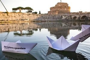 Barche di carta nelle fontane di Roma: «No alla criminalizzazione delle ong»
