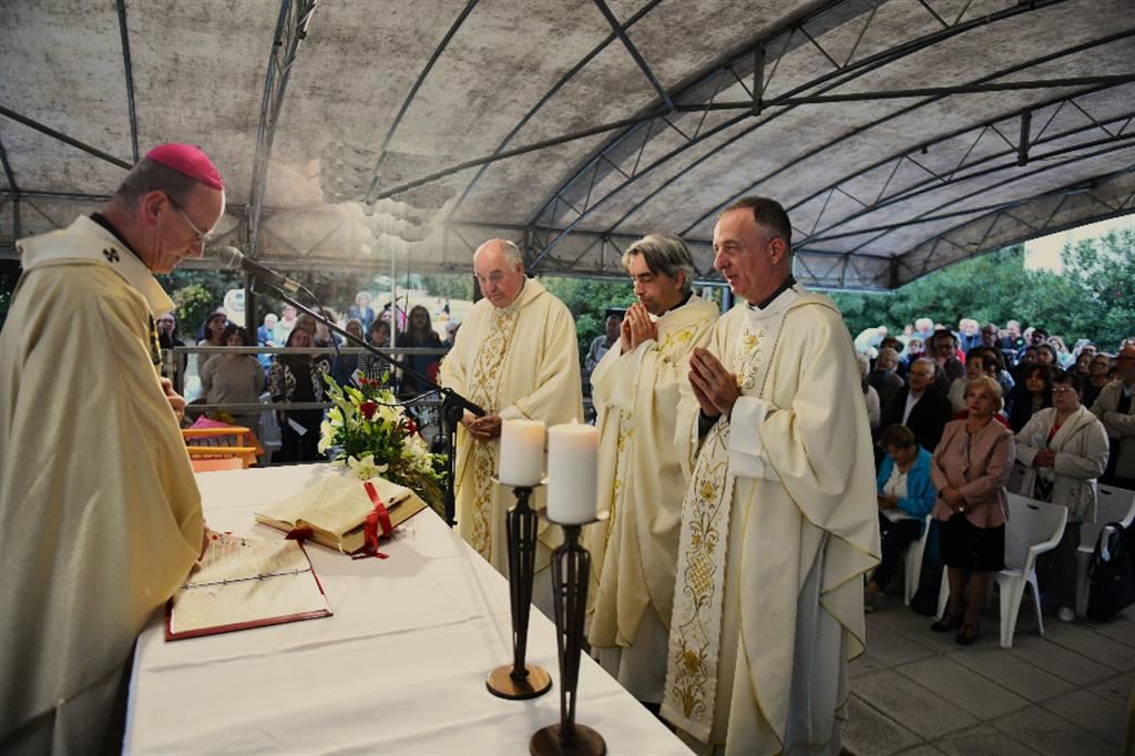 Pesaro: l’arcivescovo Salvucci conferisce il mandato sotto il tendone a don Rossini (il primo da destra),don Volponi e don Levrini