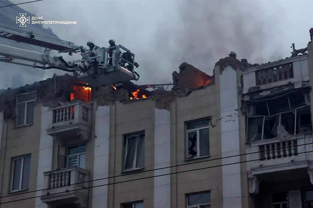 Il palazzo in fiamme a Dnipro, colpito da un missile russo