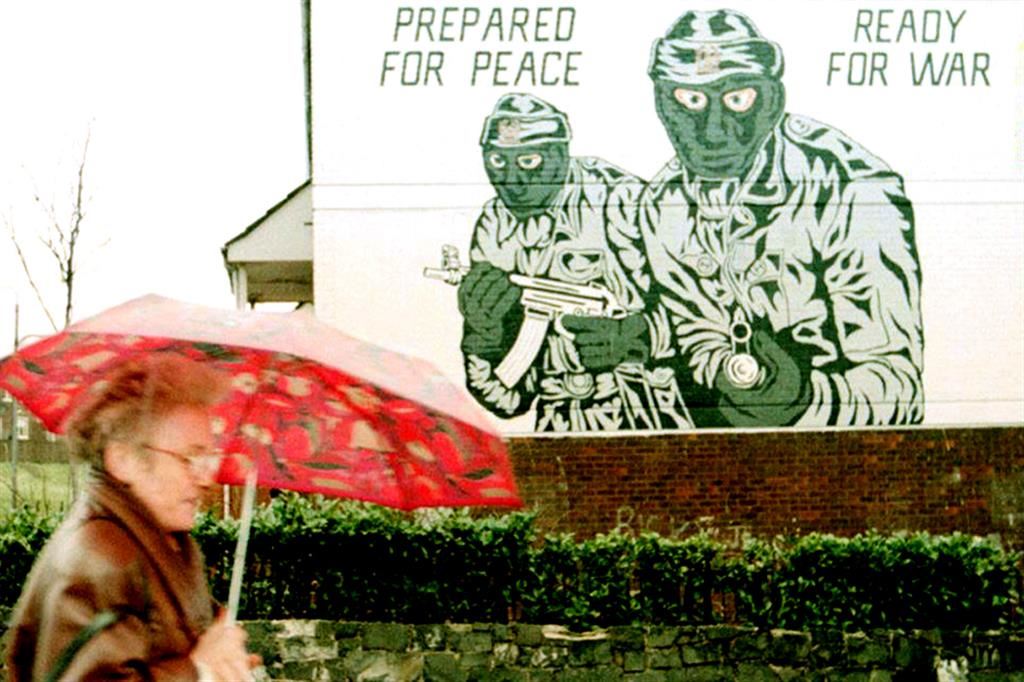 Un murales su una casa di Belfast, memoria permanente di ferite profonde