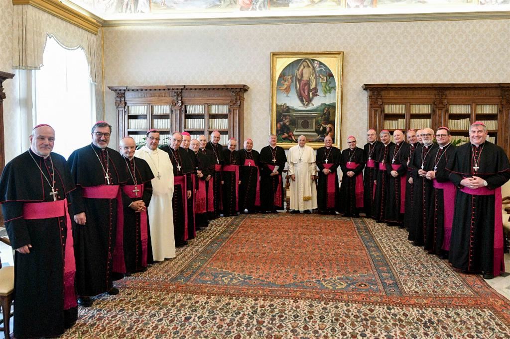 I vescovi della Campania durante la visita ad limina con Francesco. Alla destra del Papa, Antonio Di Donna