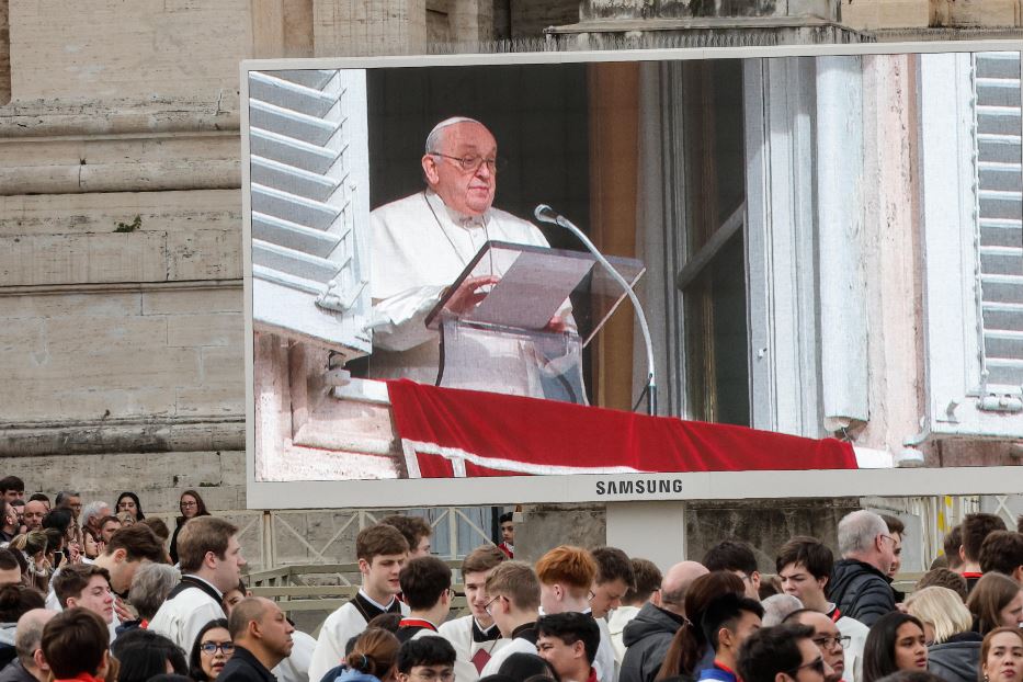 Uno dei maxischermi in piazza San Pietro ritrasmette l'immagine del Papa durante l'Angelus