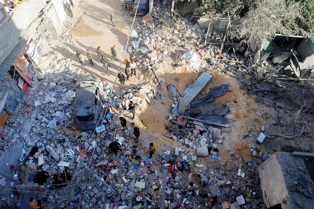Gli effetti di un bombardamento a Rafah, nel sud della Striscia di Gaza