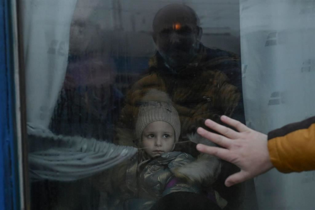 Un padre saluta la figlia a bordo di un treno che evacua i civili da Odessa, nel marzo 2022