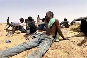 L'Europa permette che i migranti siano presi e "scaricati" nel deserto