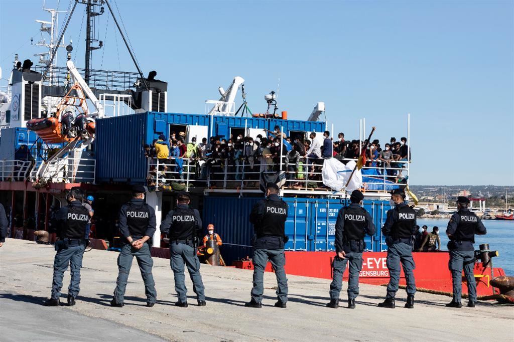 Controlli di polizia a una nave con i migranti