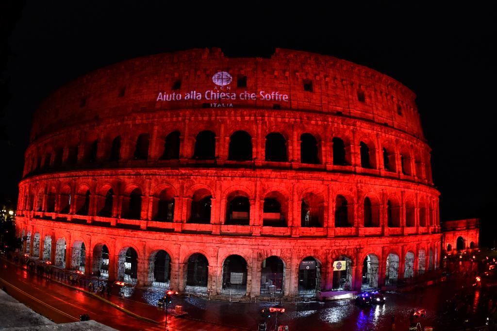 Il Colosseo illuminato di rosso per ricordare i tanti cristiani perseguitati nel mondo. Era il 24 febbraio 2018