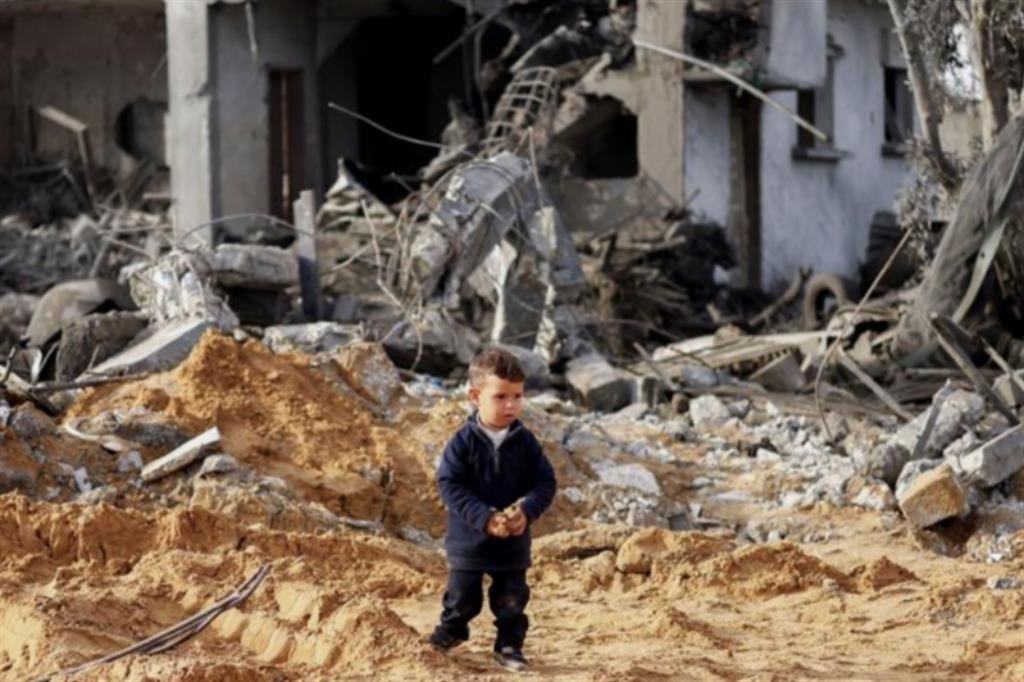 Un bambino palestinese tra le macerie di Rafah, nella Striscia di Gaza