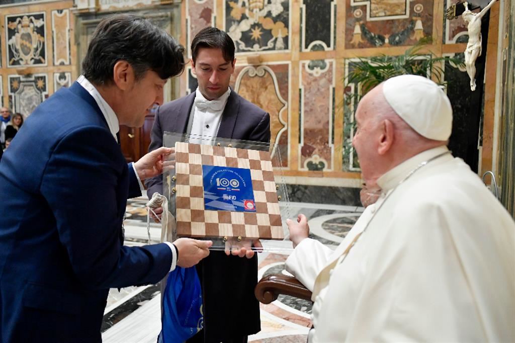 La Federazione italiana Dama dona una "damiera" al Papa