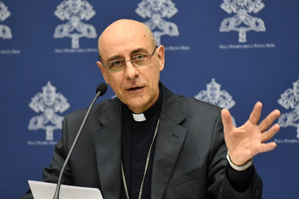 Il cardinale Fernandez durante la conferenza stampa