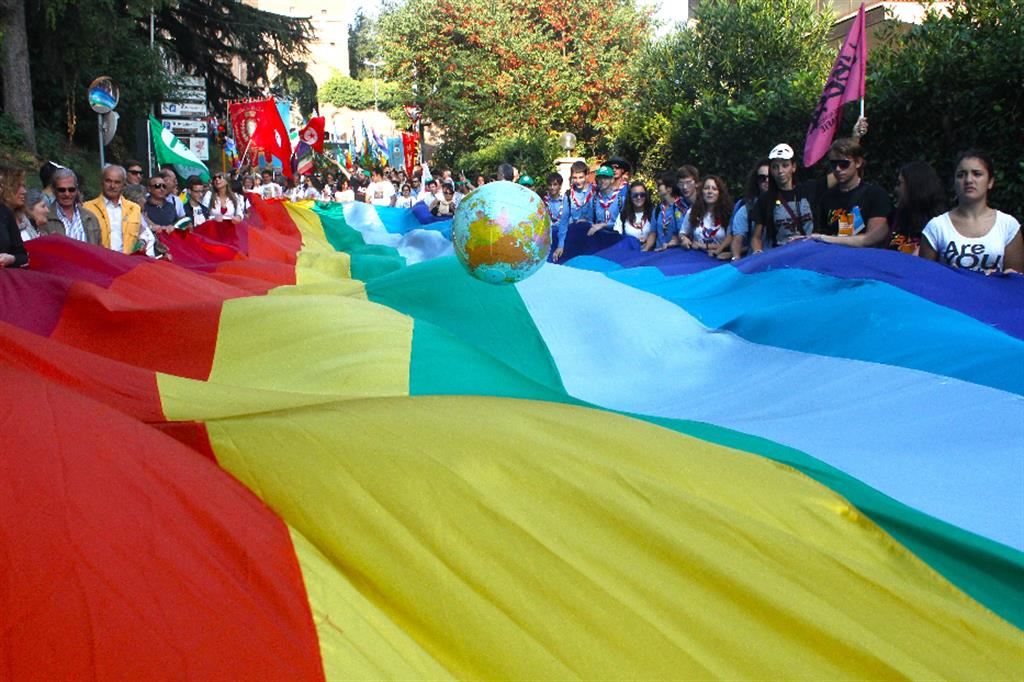 La grande bandiera arcobaleno alla Marcia della pace Perugia Assisi