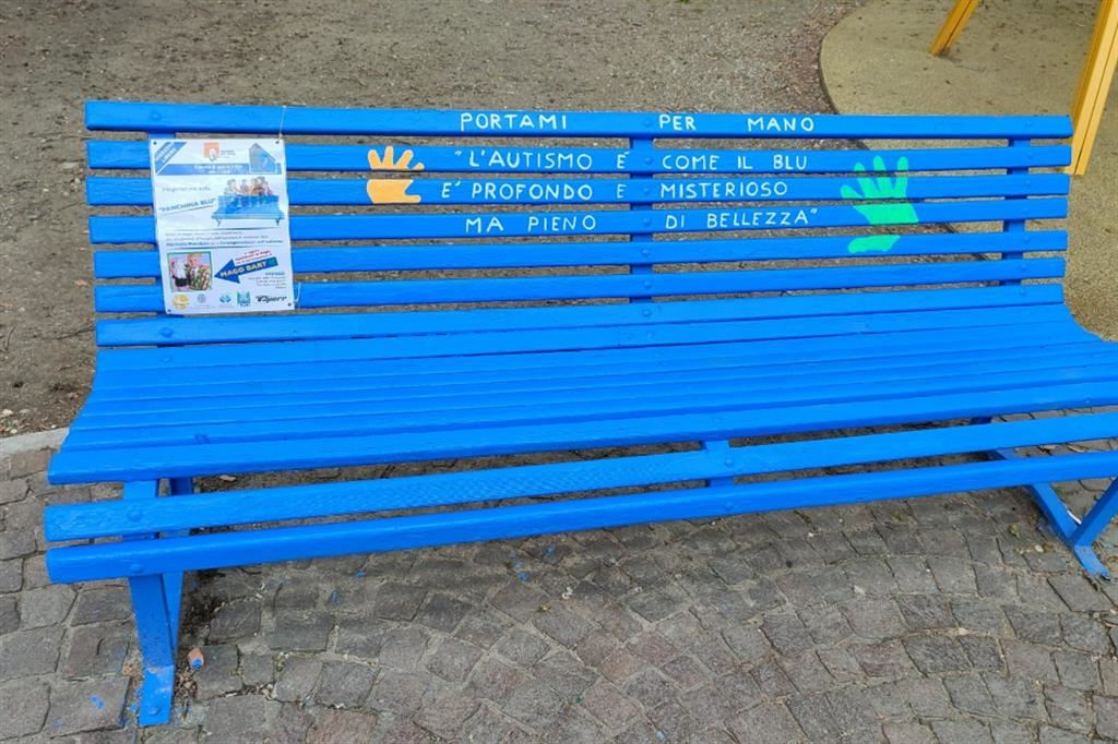 La panchina blu inaugurata a Milano per l'autismo
