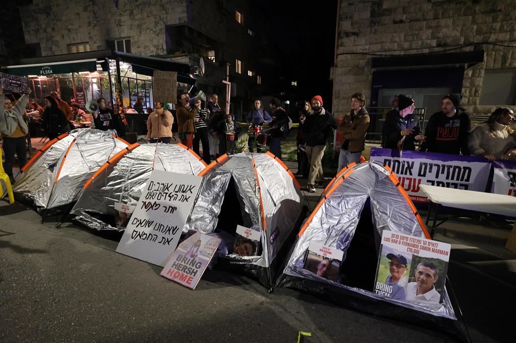 Le tende delle famiglie degli ostaggi davanti alla residenza del premier Netanyahu a Gerusalemme
