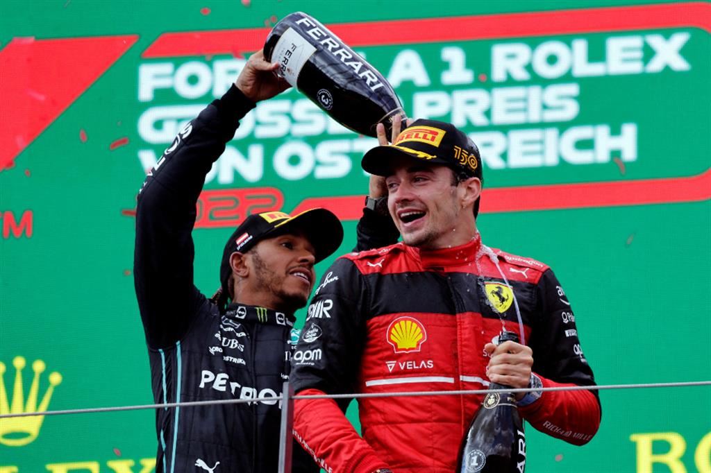 Lewis Hamilton e Charles Leclerc sul podio del Gp d'Austria 2022