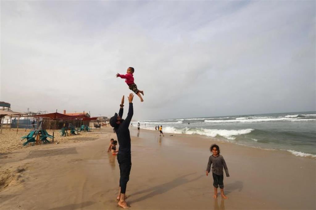 Gli sfollati di Rafah cercano rifugio sulla spiaggia dallo squallore delle tendopoli
