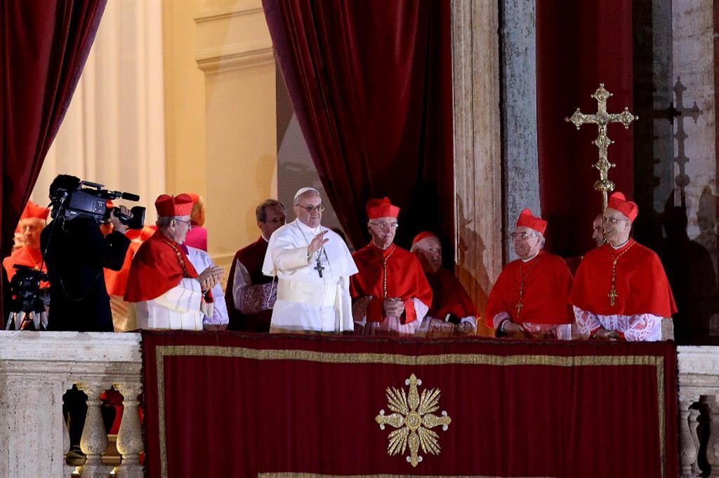 L'elezione di papa Francesco e l'affaccio dal balcone centrale per il suo primo saluto il 13 marzo 2013