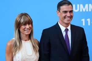 La mossa di Sánchez: «Penso alle dimissioni per gli attacchi a mia moglie» 